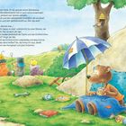 Eddi-Bär sitzt vor seiner Höhle mit Kakao. Tiere mit Hüten gehen vorbei. Ein Schirm, Spielzeug und Honigtopf sind um ihn herum.