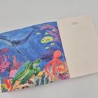 Text: "Linda Schipp, Too Deep To Dive". Eine bunte Unterwasserszene mit Wal, Schildkröte, Fisch und Oktopus.