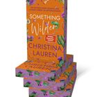 Buchstapel „Something Wilder“ von Christina Lauren. Oranges Cover mit Pflanzenmotiven und Kompass.