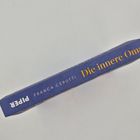 Buchtitel: "Die innere Oma" von Franca Cerutti. Der Buchrücken ist blau mit gelber und weißer Schrift.