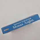 "Thomas Schlesser, Monas Augen" steht in Weiß auf einem blauen Buchrücken; oben ist das Wort "PIPER" in Orange.