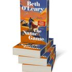 Buchcover von "The Name Game" von Beth O'Leary. Schrift: "Wer ist hier eigentlich wer?" Szenario: Paar schaut aufs Meer.