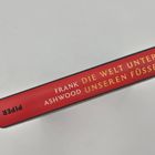 Roter Buchrücken mit Text: "DIE WELT UNTER UNSEREN FÜSSEN". Autorenname: "FRANK ASHWOOD". Verlag "PIPER".