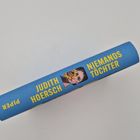 Der Buchrücken zeigt "PIPER", "JUDITH HOERSCH", "NIEMANDS TÖCHTER" auf blauem Hintergrund mit illustrativem Gesicht.