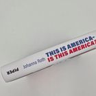 Rücken eines Buches, Titel: "THIS IS AMERICA - IS THIS AMERICA?", Autor: Johanna Roth, Verlag: Piper.