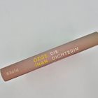 „Özge İnan – Die Dichterin“ steht auf dem Buchrücken. Helle Hintergrundfarbe.