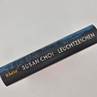 "PIPER, SUSAN CHOI LEUCHTZEICHEN" steht auf dem Buchrücken in weißer und goldener Schrift auf dunklem Hintergrund.