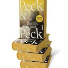 Das Cover zeigt „Peck &“ und „Bonnie Garmus, A Novel“. Ein Mann ist abgebildet, auf gelbem Hintergrund.