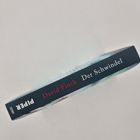 Buchtitel: "Der Schwindel" von David Finck. Verlag: Piper. Autorname rot, Titel weiß, Rückenansicht eines Buches.