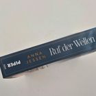 "Ruf der Wellen" von Anna Jessen, blaues Buchrücken-Design, "Piper"-Logo, hell und schlicht.