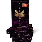 "CLAIMED", Katelyn Erikson, "SPIEGEL Bestseller-Autorin", goldene Libelle auf dunklem Hintergrund, Buchstapel.