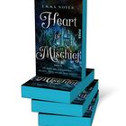 „Heart of Mischief“ von Emma Noyes, Roman, „Sie wird ihn vernichten... selbst, wenn es ihr Herz kostet.“ Stack von Büchern.