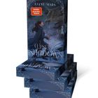 Ein Stapel Bücher mit dem Titel "Cursed by Shadows" von Liane Mars. Das Cover zeigt eine Person mit einem Wolf.