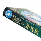 "Magic of Moon and Sea: Die Königin der Glasinsel." Der Buchrücken zeigt ein fantasievolles Design mit Wasser-Logo.