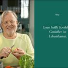 „TEIL I. Essen heißt überleben. Genießen ist Lebenskunst.“ Ein älterer Mann lächelt und schält eine Zwiebel.