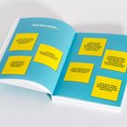 „Dieses Buch zeigt dir…“; sechs gelbe Textfelder auf blauem Hintergrund; offen liegendes Buch.