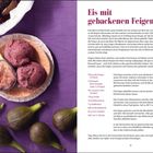"Eis mit gebackenen Feigen". Rezept, Zutaten und Zubereitung von Feigeneis auf lila Tuch mit Feigen und Eis.