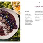 "Icy Açaí-Bowl" Rezept: Gefrorene Açaí-Beeren, Banane, Beeren, Hanfsamen, Flüssigkeit. Serviert in Schüssel mit Beeren, Kokos.