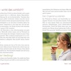 Fasten – wirkt das wirklich? Den Organismus stärken. Frau trinkt Tee in freier Natur. Gesund, entspannend, nachdenklich.