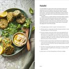 Falafel-Rezept mit Zutatenliste, Zubereitung und Nährwertangaben; Bild zeigt servierte Falafel, Kräuter und Hummus.
