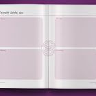 Kalender Woche eins, Montag, Dienstag, Mittwoch, Donnerstag. Aufgeschlagener Kalender mit gepunkteten Notizfeldern.