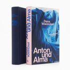 Text auf Buch: "Anton und Alma", "Dana Vowinckel", "Roman", "Suhrkamp". Cover zeigt blaues Tuchmotiv.
