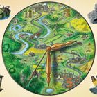 Eine Uhr mit Landschaften und Fluss; am Rand Zeichnungen: Frosch, Troll, Kobold und Mädchen im Turm.
