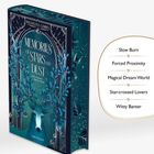 "Memories of Stars and Dust" von Magdalena Gammel. Ein Buchcover mit einem stilisierten Hirsch und blauen Blättern.