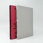 Zwei Bücher, eines rot, eines grau. Texte auf den Buchrücken: "Sigrid Koschel", "die Dinge am ureigensten unterscheiden".