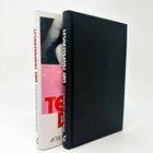 Zwei Bücher: "Das Teufelsbuch" auf beiden Buchrücken. Der linke Buchumschlag zeigt ein verpixeltes Schwarzweißbild.