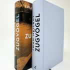 „IWAN HEILBUT ZUGVÖGEL“ steht auf zwei Buchrücken. Das linke hat ein Landschaftsbild, das rechte ist einfarbig hell.