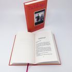 Roter Buchumschlag mit "Tschikago" von Alexandra Stahl, ein Schwarz-Weiß-Foto. Ein aufgeschlagenes Buch mit Lesebändchen.
