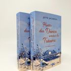 Zwei Bücher mit dem Titel "Hinter den Dünen warten die Träume" von Jette Jacobson. Cover zeigt Strandillustration.