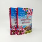 "Das Mandelblütengeheimnis" von Eva-Maria Bast zeigt blühende Mandelbäume und eine malerische Landschaft.
