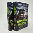 „Dunkles Moor“ von Lars Engels, Cover zeigt ein Holzhaus in düsterer Landschaft, Ullstein-Verlag.