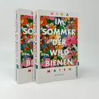 Auf dem Cover steht "IM SOMMER DER WILDBIENEN". Eine bunte Blumenillustration mit kräftigen Farben ziert den Hintergrund.