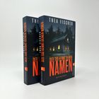 "Thea Fischer: Der Tod kennt deinen Namen. Kriminalroman." Zwei Bücher, Cover zeigt eine Hütte im Wald bei Nacht.
