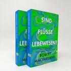 Zwei Bücher mit dem Titel "Sind Flüsse Lebewesen?" von Robert Macfarlane, grünes wellenartiges Design.