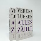 Zwei Bücher mit dem Titel "Alles zählt" von Verena Lueken. Großgeschriebener Text, schlichtes Design.