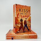 Text: "KISS ME IN Orange", "ALIX BENTE", "Eine herbstliche Small Town Romance". Cover zeigt Personen im Herbststil.