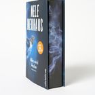 "Nele Neuhaus", "Alles wird Asche", "Ullstein" auf einem Buchcover mit Vogelabbildung und blauem Rauch.