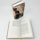 Ein geschlossenes Buch mit dem Titel "Die Gesetze von Liebe und Logik" steht hinter einem geöffneten Buch.