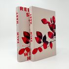 Zwei Bücher mit roter Schrift "REE", "SALM", "HART". Rotes Blattmuster auf cremefarbenem Einband.