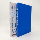 Ein blaues Buch mit Text "JETZT SAG DOCH ENDLICH WAS" steht neben einem weißen Buch mit ähnlichem Design.