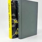 Das linke Buch zeigt den Text "Andrew O'Hagan", "Mai liegen" auf gelbem Hintergrund. Rechts ein graues Buch.