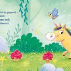 Text: "Dem Einhorn – jetzt bist du gespannt – ist die Toilette unbekannt. Denn Einhörner, wie jeder weiß, die pupsen Glitzer-Erdbeereis!"

Illustration: Ein Einhorn im Wald, umgeben von bunten Pflanzen, Schmetterlingen und Erdbeereis.