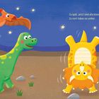 Zu spät. Jetzt sind alle kleinen Dinos wieder wach. Zu viert toben sie umher. Illustration von spielenden Dinosauriern bei Nacht.