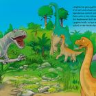 Ein Allosaurus beobachtet Jungtiere im Dschungel. Verschiedene Dinosaurier sind zu sehen, grüne Pflanzen umgeben sie.