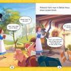 Links: "Belles Vater ist verrückt!" "Nein, mein Vater ist ein Genie!" Rechts: "Ich werde diese Maschine niemals zum Laufen bringen!" "Doch, ganz bestimmt! Und morgen auf dem Markt gewinnst du den ersten Preis!" Zwei Szenen zeigen Personen in einer ländlichen Umgebung und einer Werkstatt.