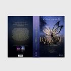 Text vorne: "Rise of the Dark Fae", "Gaze of Iladri". Großes Flügelmotiv im Hintergrund. Mystische, dunkle Stimmung.